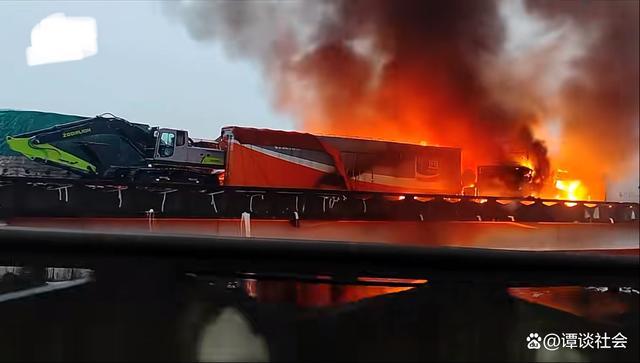 湖南高速多车相撞致16死66伤 现场画面曝光一片狼藉