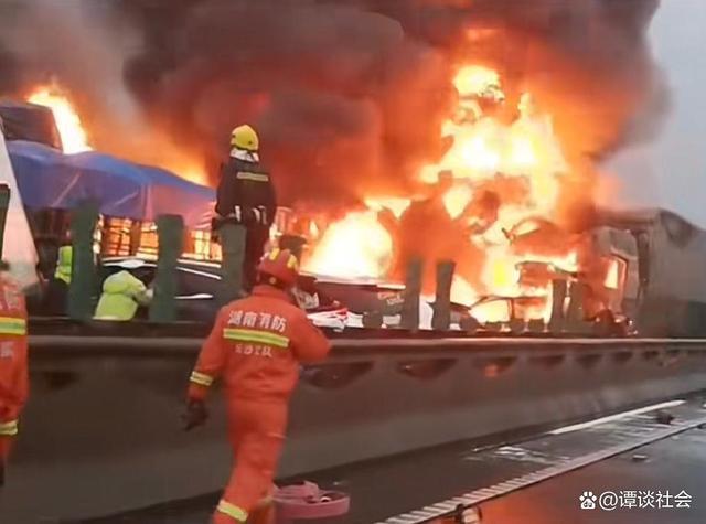 湖南高速多车相撞致16死66伤 现场画面曝光一片狼藉