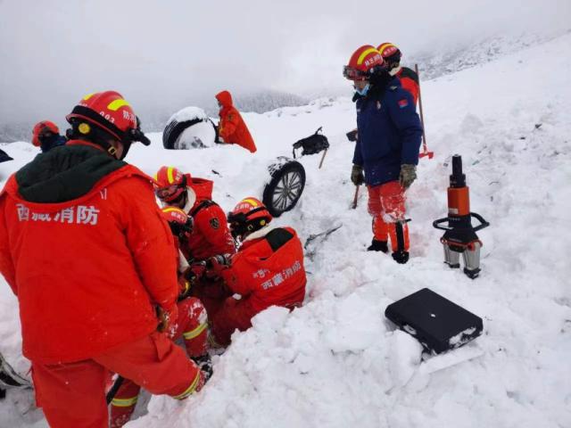 西藏派墨公路雪崩致20人遇难 救援队全力搜救失联人员(图4)