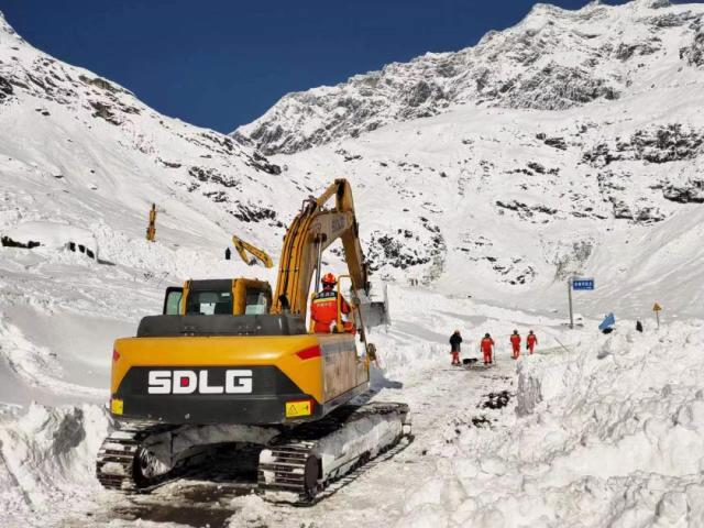 西藏派墨公路雪崩致20人遇难 救援队全力搜救失联人员(图2)