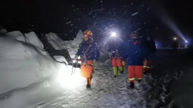 西藏派墨公路雪崩致20人遇难 救援队全力搜救失联人员(图5)