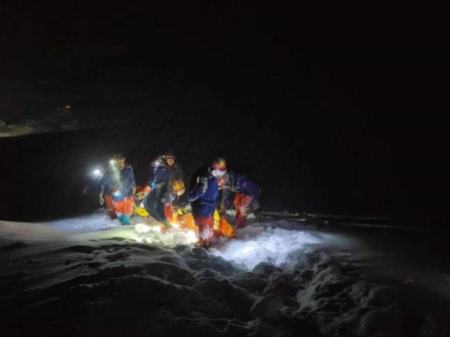 西藏派墨公路雪崩致20人遇难 救援队全力搜救失联人员(图7)