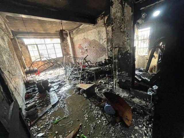 儿童玩火引发住宅火灾致3人死亡,家长监护责任引关注(图2) 儿童玩火引发住宅火灾致3人死亡,家长监护责任引关注(图2)