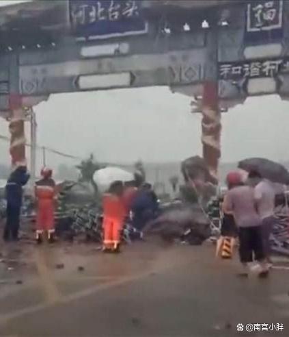 石家庄鹿泉区牌楼顶冠坠落致8死1伤 9名避雨群众被压(图1)
