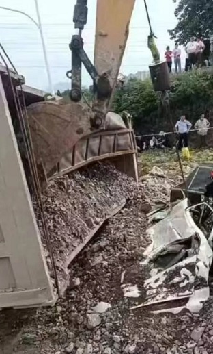 黄石交通事故致3人死亡 教练车被侧翻货车压覆(图1) 图片