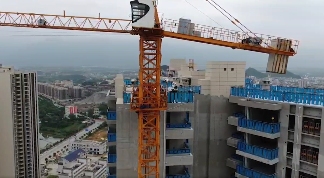 广西贺州塔吊拆除事故致1死3伤 4人被困百米高空救援(图1)