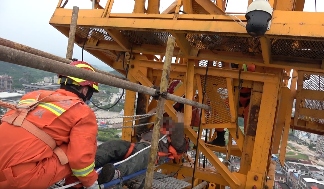 广西贺州塔吊拆除事故致1死3伤 4人被困百米高空救援(图4)