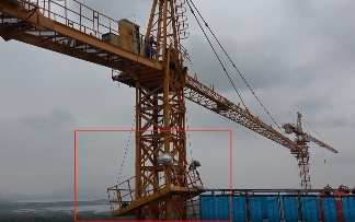 广西贺州塔吊拆除事故致1死3伤 4人被困百米高空救援(图2)