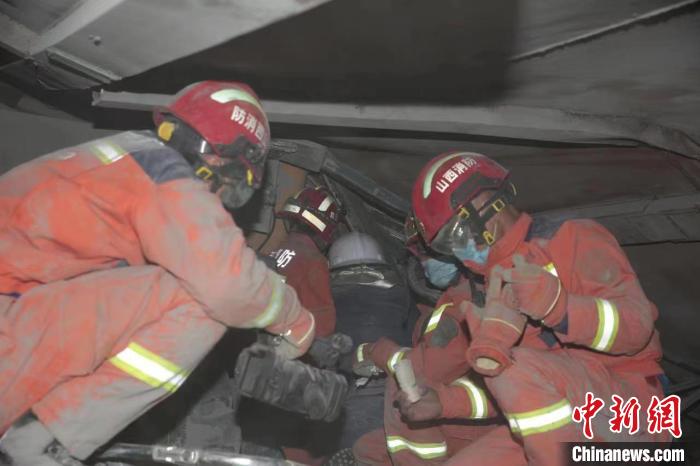 山西晋中建材厂粉煤灰仓倾倒致7人被困 已有5人获救(图2)