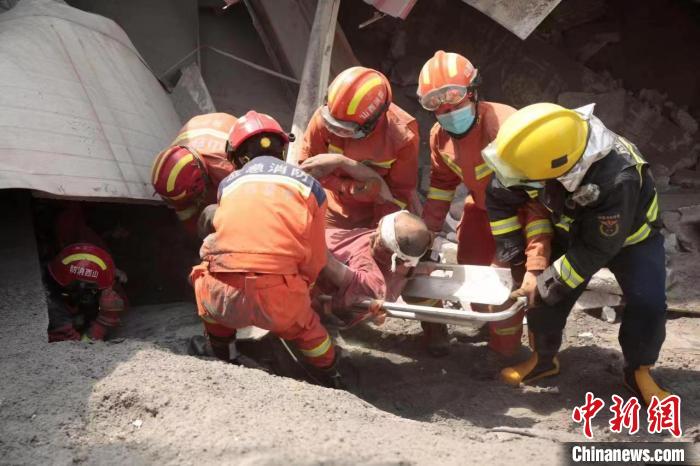 山西晋中建材厂粉煤灰仓倾倒致7人被困 已有5人获救(图3)