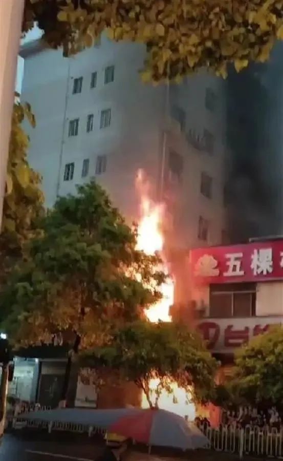 湖南郴州电动车维修店火灾致3人死亡 火势蔓延至相邻高楼(图1)