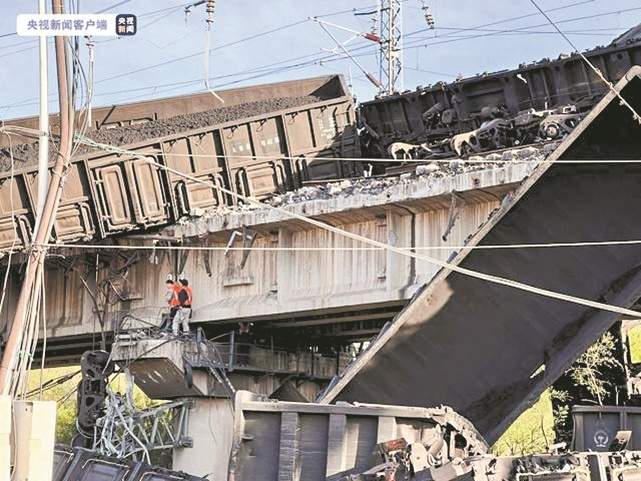 大秦铁路货运列车溜逸致17车脱线 11车坠桥中断行车(图1)