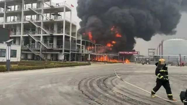 河北一新能源公司油脂储罐起火 现场浓烟滚滚伴随爆炸(图2)