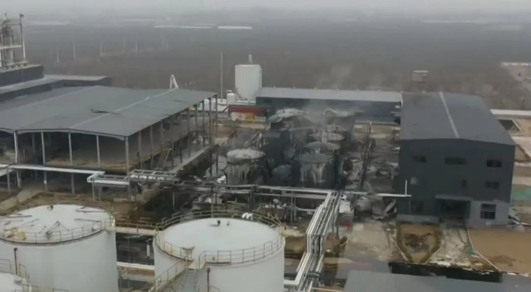 河北一新能源公司油脂储罐起火 现场浓烟滚滚伴随爆炸(图1)