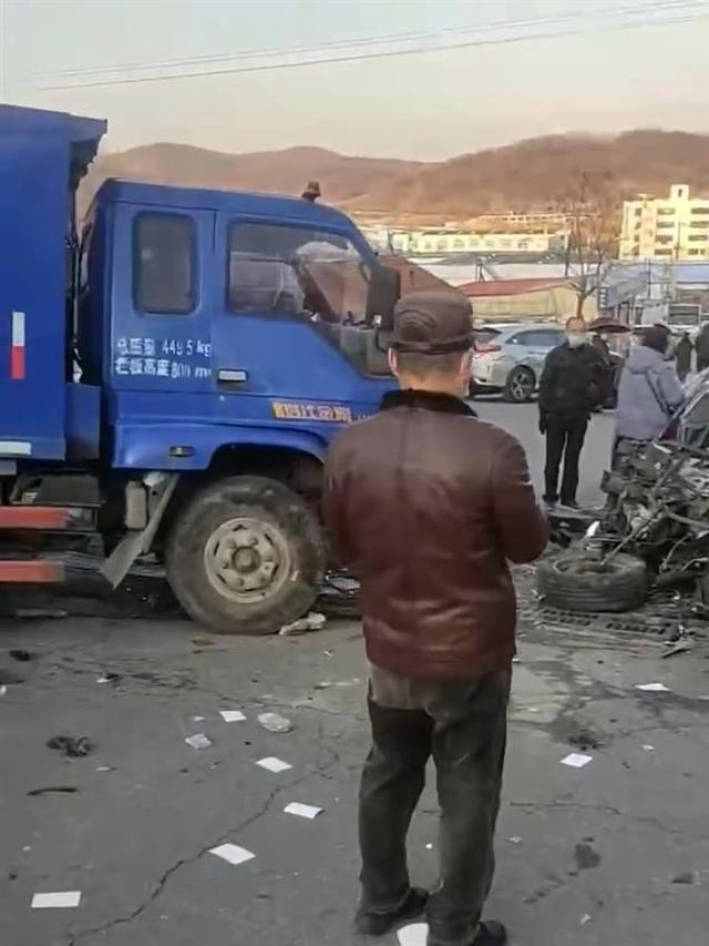 辽宁丹东一殡仪馆门口发生车祸 致3死(图1)