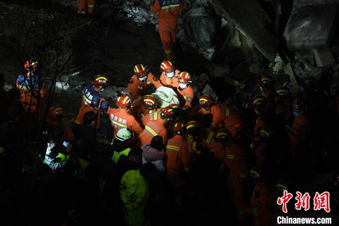 救援人员现场为遇难者默哀。　陈超 摄