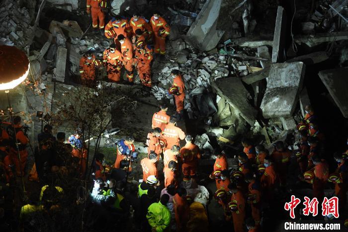 救援人员现场为遇难者默哀。　陈超 摄