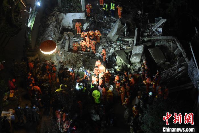 救援人员现场为遇难者默哀。　陈超 摄