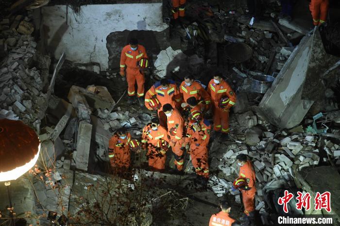 救援人员现场为遇难者默哀。　陈超 摄