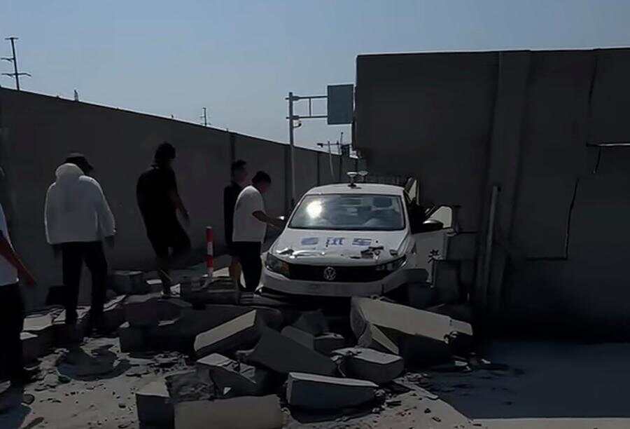 上海驾考考场考试车撞墙事故 女学员操作不当致围墙倒塌(图2)