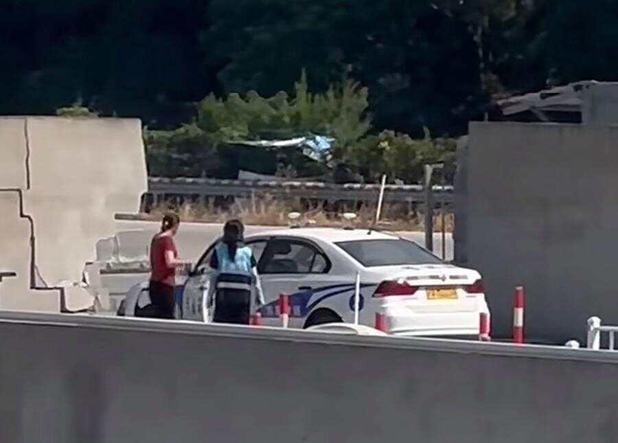 上海驾考考场考试车撞墙事故 女学员操作不当致围墙倒塌(图1)