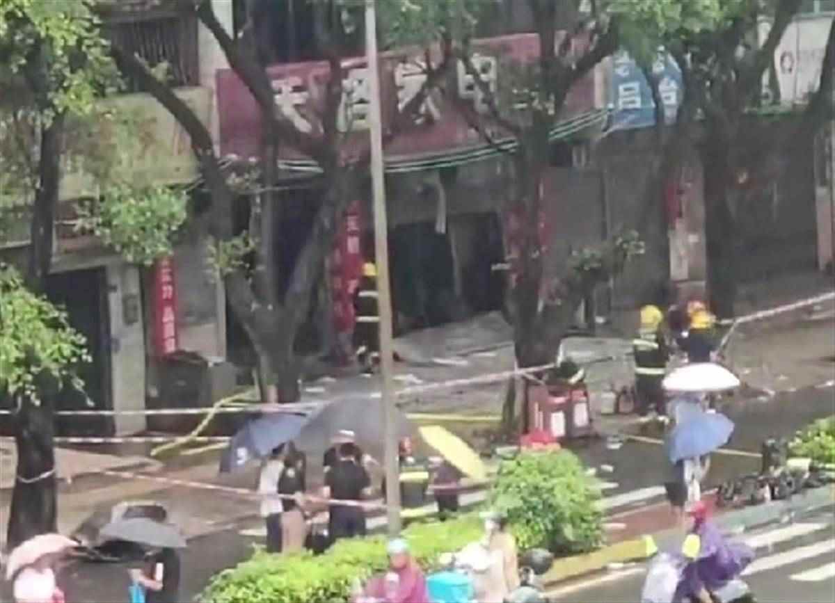 广西贵港商铺火灾致3人死亡 消防员救援中牺牲(图1)