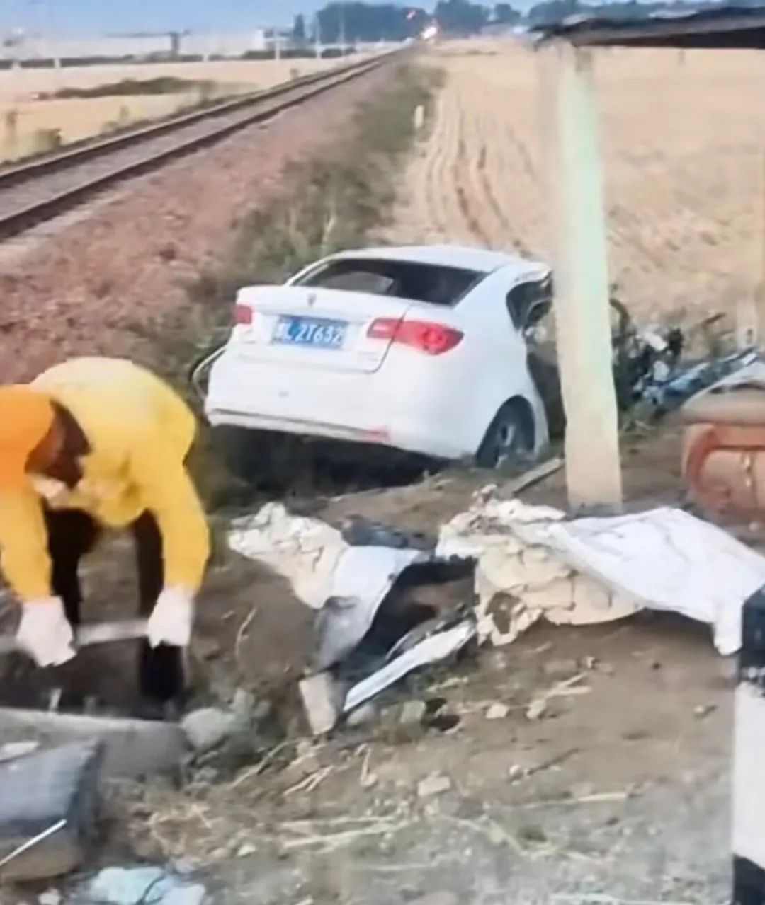 河南漯河发生轿车与火车相撞事故 私家车严重损毁4人送医抢救(图1)