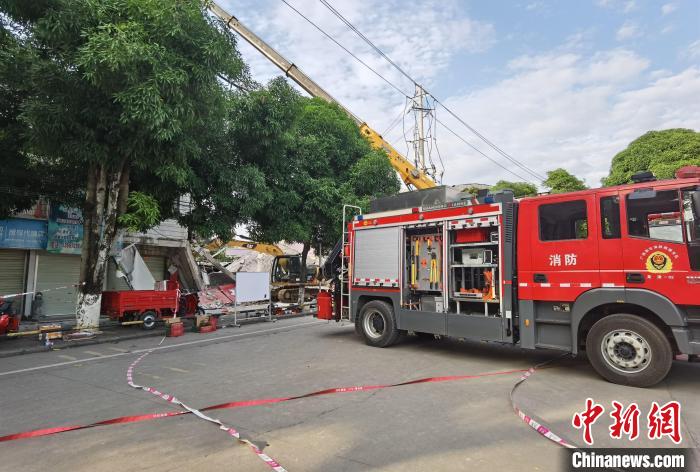 广西龙州县房屋倒塌致4人被困 2人死亡2人受伤救治(图2)