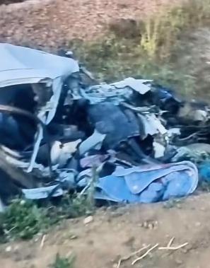 河南漯河发生轿车与火车相撞事故 私家车严重损毁4人送医抢救(图2)