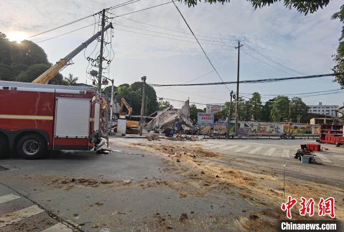 广西龙州县房屋倒塌致4人被困 2人死亡2人受伤救治(图1)