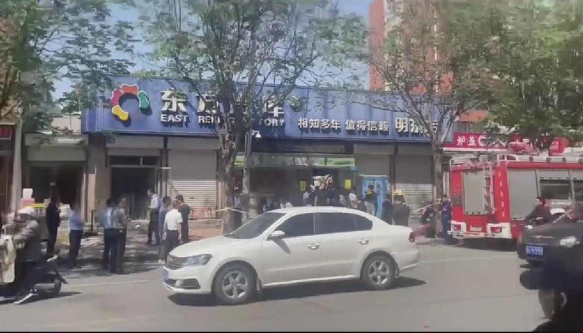 济南章丘超市发生顶棚坍塌事故致两人受伤(图2)