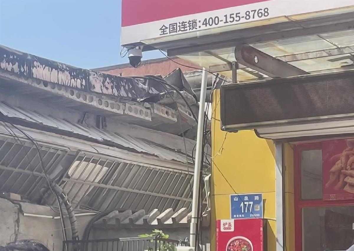 济南章丘超市发生顶棚坍塌事故致两人受伤(图1)