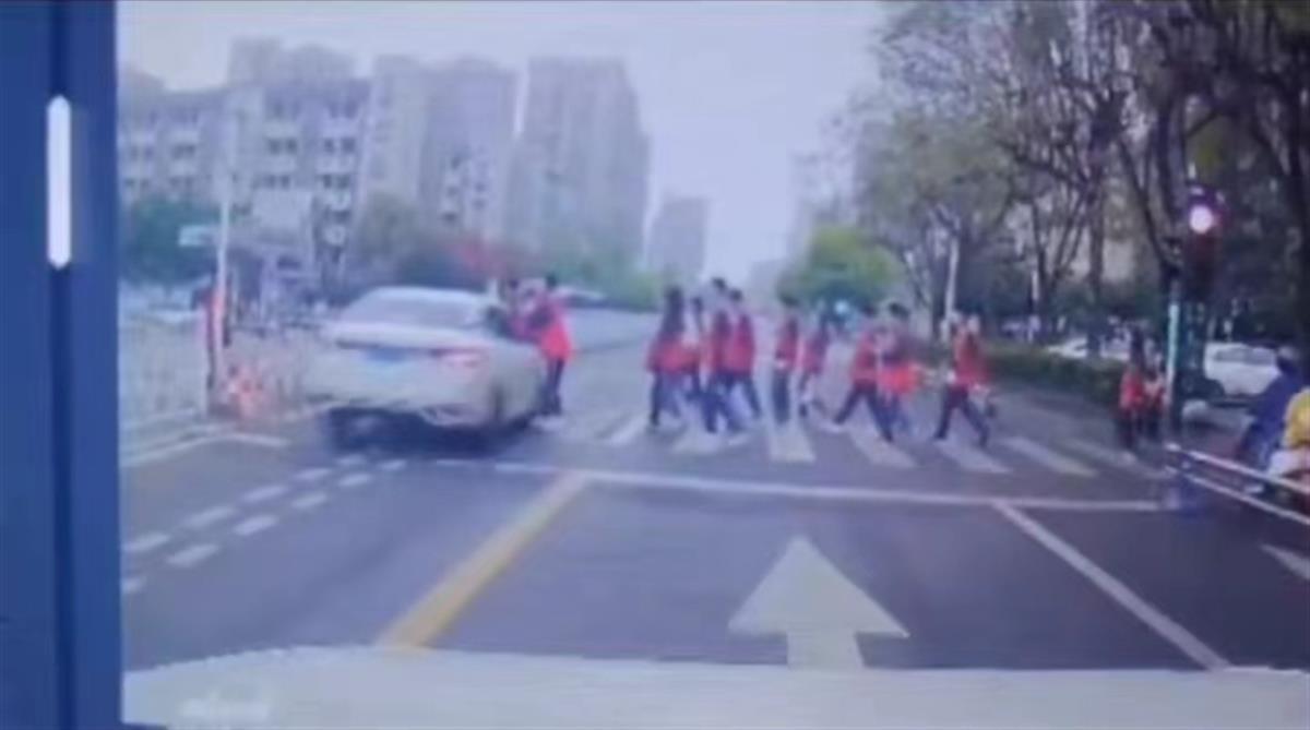 宜宾南溪区人行横道交通事故致1死1伤 肇事司机被控制(图1)