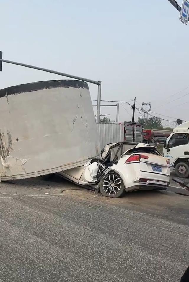 河北高碑店发生重大交通事故 水泥构件坠落致轿车被压(图1)