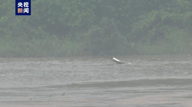 海船擦碰大桥防撞墩沉没 11名船员7人获救4人失联(图2)