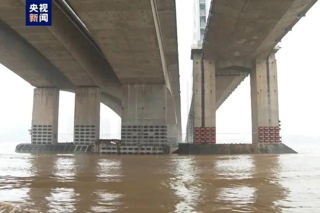 海船擦碰大桥防撞墩沉没 11名船员7人获救4人失联(图1)