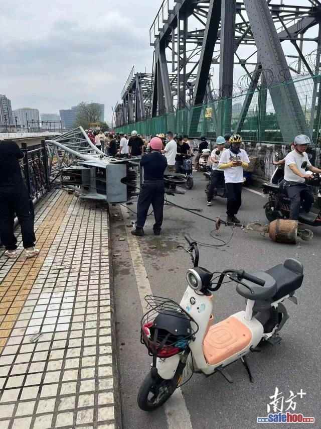 广州荔湾区珠江大桥附近施工吊机倒塌 无人员伤亡(图1)