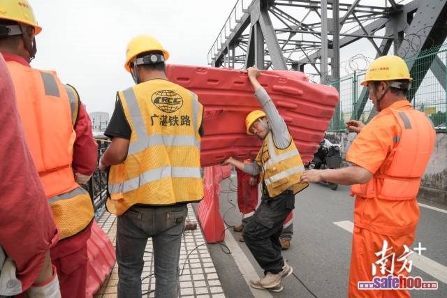 广州荔湾区珠江大桥附近施工吊机倒塌 无人员伤亡(图2)