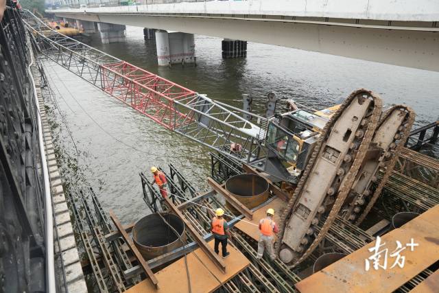 广州荔湾区珠江大桥附近施工吊机倒塌 无人员伤亡(图4)