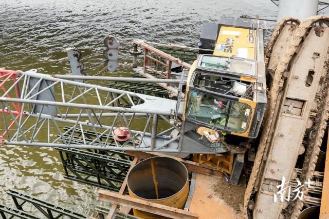 广州荔湾区珠江大桥附近施工吊机倒塌 无人员伤亡(图3)