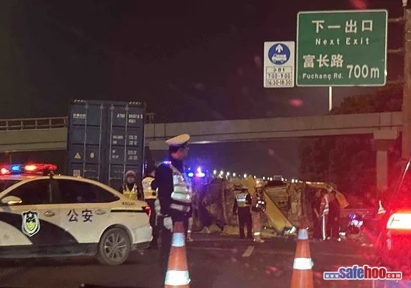 上海S20外环高速3车相撞致1死5伤 面包车侧翻事故处理完毕(图2)
