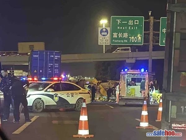 上海S20外环高速3车相撞致1死5伤 面包车侧翻事故处理完毕(图1)