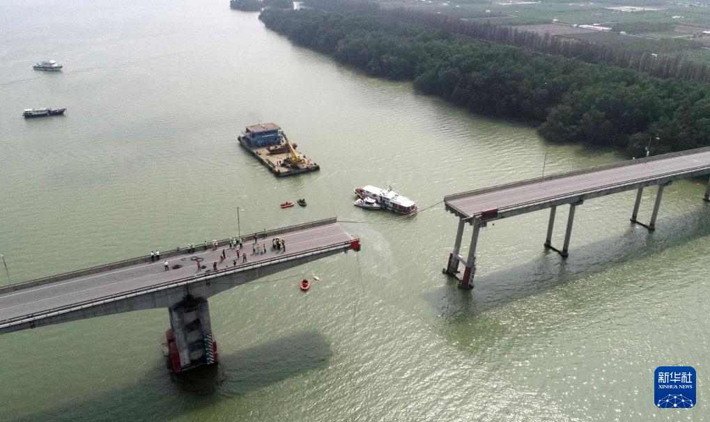 广州沥心沙大桥被船只撞断 致5死(图3)