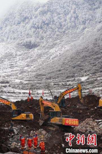 云南镇雄山体滑坡致44人遇难(图2)