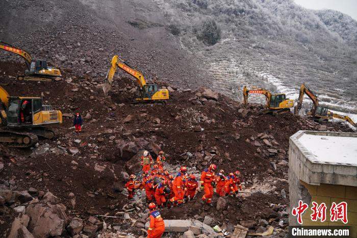 云南镇雄山体滑坡致44人遇难(图1)