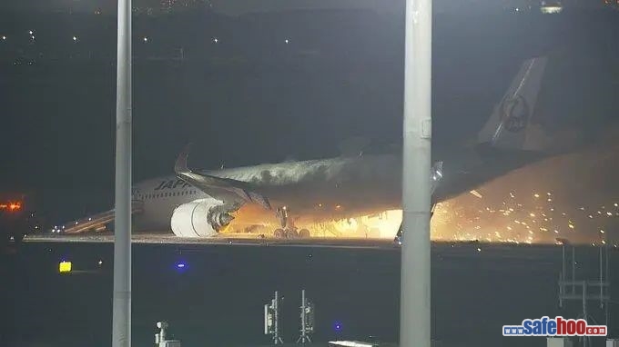 日本羽田机场飞机相撞事故：海上保安厅飞机5死1伤 客机379人全部疏散(图1)